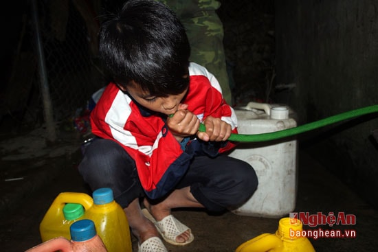 Để lấy được nước, các em phải đưa vòi vào bể và ra sức hút.