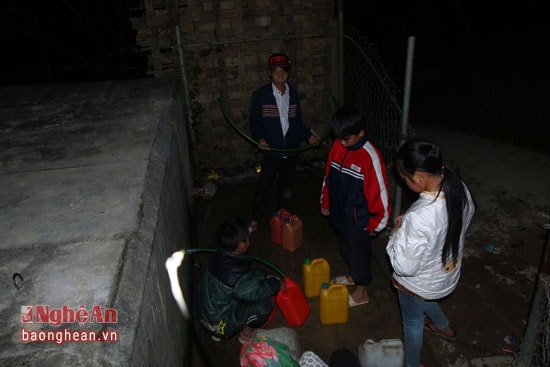 Những bể nước lúc 4 giờ sáng tập trung rất đông học sinh.