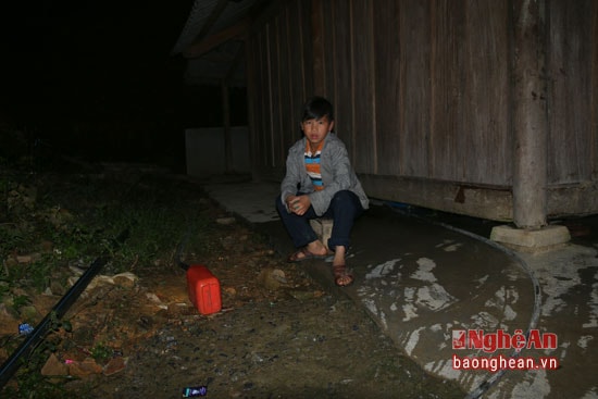 Vì nước chảy yếu, em học sinh lớp 6 này phải ngồi chờ rất vất vả.