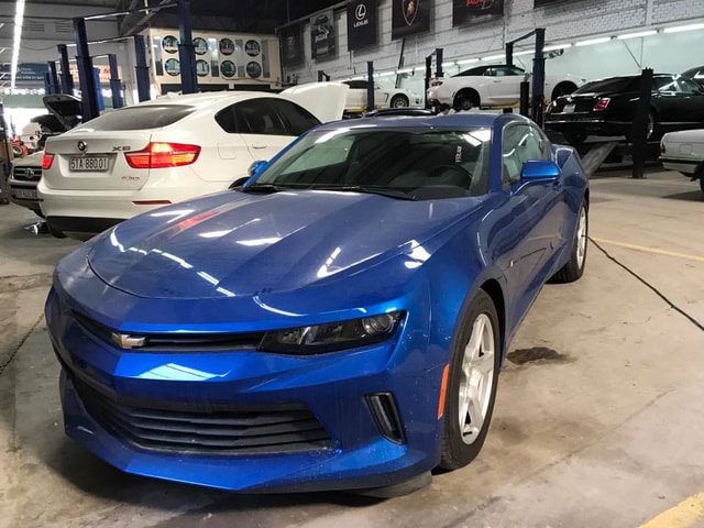 Một công ty nhập khẩu tư nhân quận 4, Tp.HCM, vừa đưa về nước thêm 3 chiếc Chevrolet Camaro 2017 thế hệ thứ sáu với các màu sắc như xám lông chuột, đỏ và xanh dương.