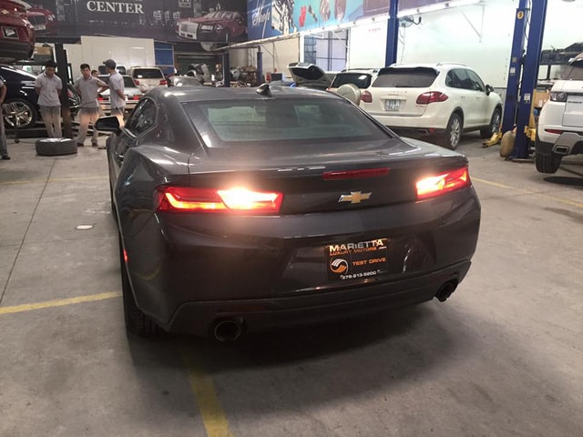 Cụ thể, khối động cơ 4 xi-lanh, tăng áp, dung tích 2.0 lít của Chevrolet Camaro 2017 sẽ sản sinh công suất tối đa 275 mã lực và mô-men xoắn cực đại 400 Nm.