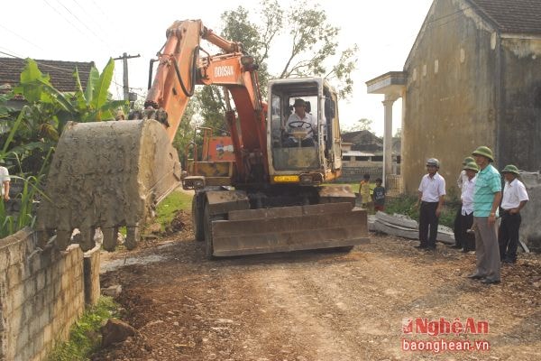 Người dân hiến đất làm đường xây dựng nông thôn mới ở Yên Thành.