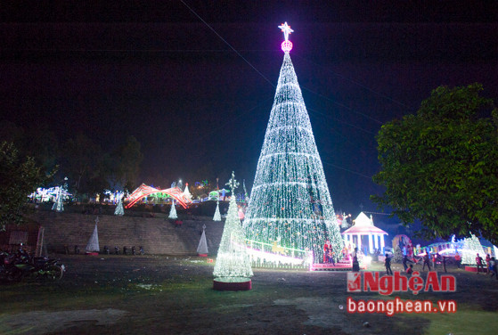 Ảnh 5: Cây thông, một biểu tượng cho niềm hi vọng và sức sống mới cũng được dựng lên ở nhà thờ Trại Gáo ( xã Nghi Phương, huyện Nghi Lộc ) đón mừng Lễ Giáng sinh. Với chiều cao gần 40m, cùng quần thể các mô hình trang trí khác, nhìn từ xa nhà thờ Trại Gáo nổi lên như một cung điện trong cổ tích.