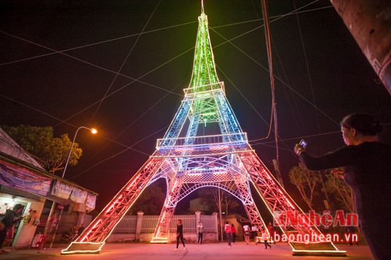  Ảnh 6: Mô phỏng theo mẫu tháp Eiffel, tháp Áp-en có chiều cao 34m, được bà con giáo dân xóm 5 Nghi Phú ( TP Vinh ) dựng lên từ tre, luồng và các vật liệu khác để đón chào giáng sinh an lành.