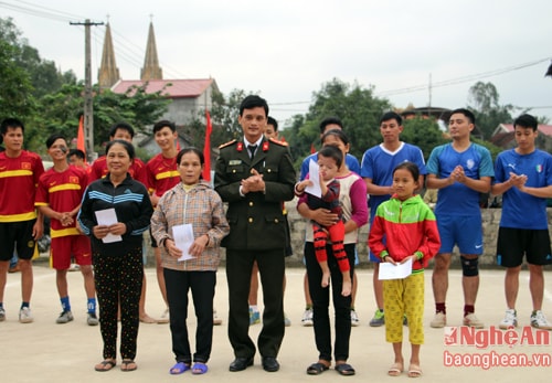 Chi đoàn Công an huyện Hưng Nguyên tặng quà cho gia đình các trẻ em có hoàn cảnh khó khăn.