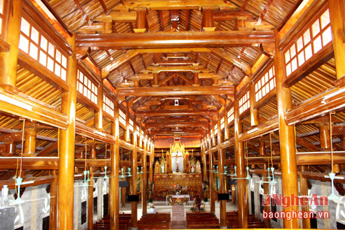 Khung nhà thờ được nâng đỡ bởi hệ thống 28 cột gỗ chia thành 4 dãy, trong đó 2 dãy cột chính cao 8m, chu vi mỗi cột 130cm. Ngoài ra, trên các xà dọc còn có hệ thống cột phụ.