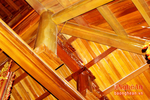 Dưới mái ngói, các bộ phận hoành, rui, mè tạo thành một mảng kín.