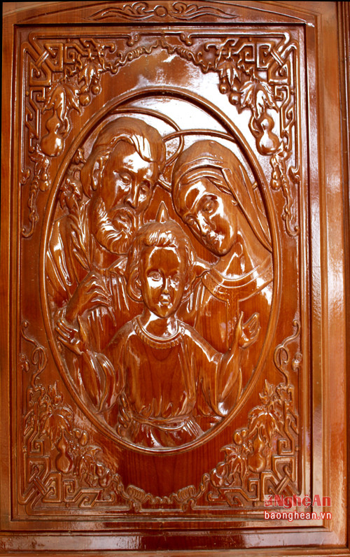 Trên những cánh cửa gỗ lớn, được chạm khắc các hình ảnh về Thiên chúa sống động
