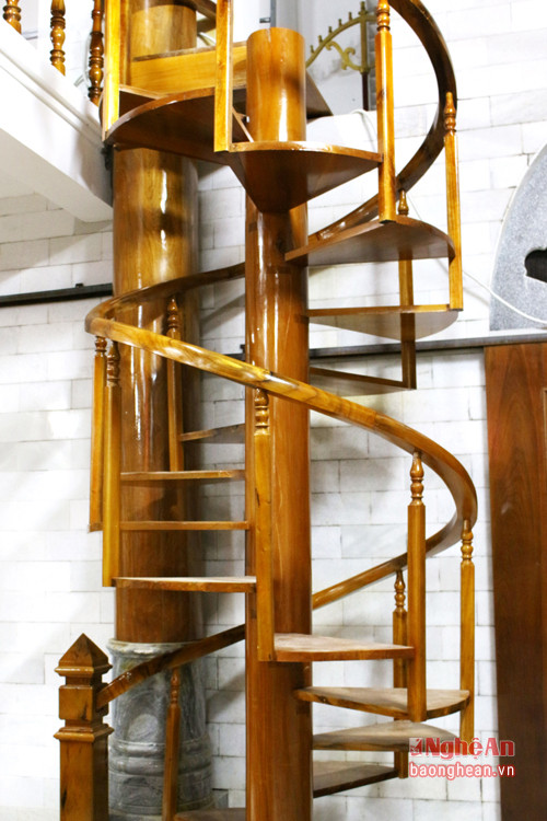 Những cầu thang lên gác cũng thiết kế hoàn toàn bằng gỗ.