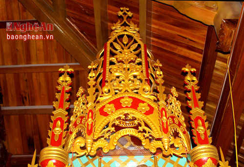 Trên cung thánh, tất cả những đồ thờ bằng gỗ cũng được người thợ ở đây chạm khắc tinh tế.