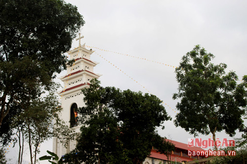 13.                         Nhà thờ giáo xứ Đại Yên, niềm tự hào của bà con giáo dân ở đây,đang được đánh giá là công trình độc đáo trong vùng, để lại nhiều ấn tượng cho khách tham quan, chiêm ngưỡng