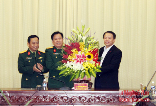 Đồng chí Lê Quang Vĩnh tặng hoa chúc mừng Bộ CHQS tỉnh nhân ngày 22/12.