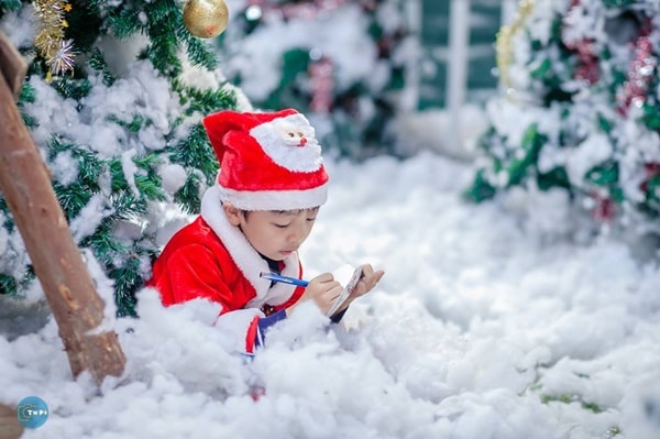 Bé viết thư gửi ông già noel để được nhận quà.