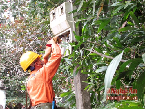 Nhân viên điện lực Tân Kỳ sửa chữa, thay thế dây điện cho bà con xã Nghĩa Bình