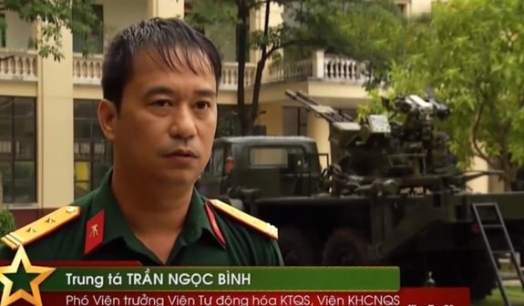 Thứ nhất, pháo đã được tự động hóa hoàn toàn với hệ thống cơ điện và điều khiển hỏa lực tiên tiến. Hệ thống điều khiển hỏa lực mới tích hợp với máy đo xa laser và xử lý ảnh hồng ngoại, giúp cho pháo thủ quan sát, xác định cự ly mục tiêu, tính toán phần tử bắn và điều khiển pháo, kính ngắm theo phần tử bắn đã được xác định một cách tự động.