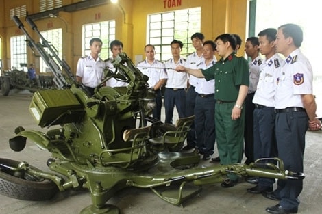 Ưu điểm tiếp theo là giảm kíp chiến đấu từ 4-5 người xuống còn duy nhất 1 người mà vẫn đảm bảo vận hành mọi tính năng của pháo. Ngoài ra, cơ cấu chân voi (chân chống thủy lực) vận hành hoàn toàn tự động, giúp triển khai nhanh, ổn định tốt, tiết kiệm công sức của kíp pháo thủ.