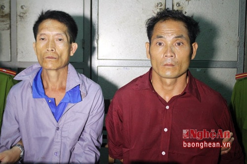 Công an huyện Kỳ Sơn phá chuyên án triệt phá đường dây mua bán vận chuyển ma túy từ Lào về, bắt 2 đối tượng Chò Cha và Gìa Ruy Pủa, thu 50 bánh heroin.