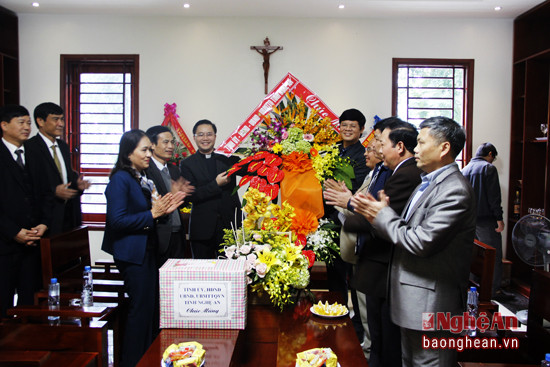 Phó Chủ tịch tỉnh tặng hoa chúc mừng Linh mục Nguyễn Văn Hương - Phó Giám đốc Đại Chủng viện Vinh Thánh