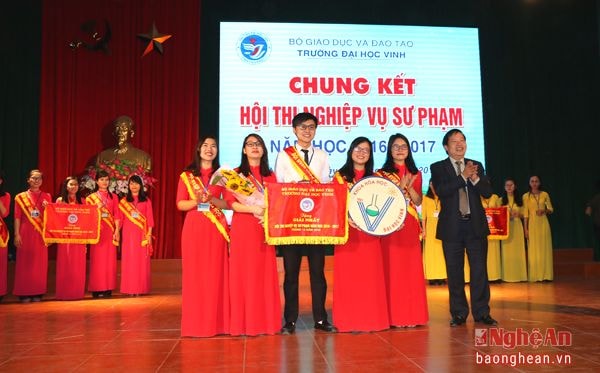 Hiệu trưởng Đinh Xuân Khoa trao giải Nhất cho đội đến từ khoa Hóa học.