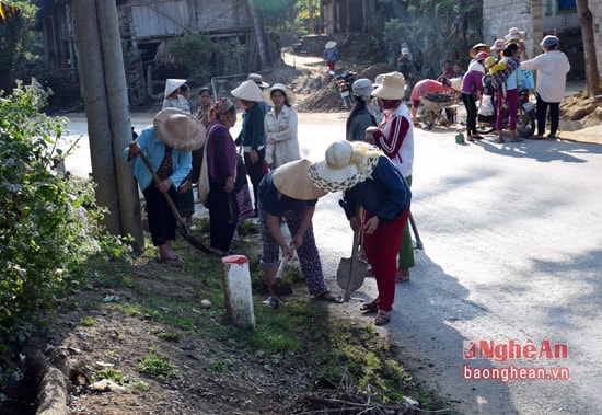 Bà con bản Bà, xã Hữu Kiệm, huyện Kỳ Sơn làm vệ sinh môi trường trong khu dân cư.