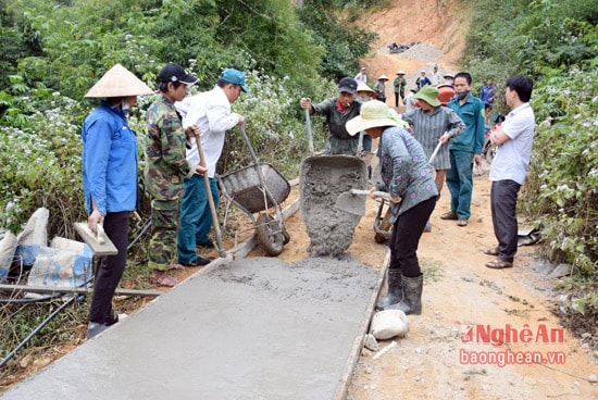 Làm giao thông nông thôn ở bản Na Lượng 1, xã Hữu Kiệm, huyện Kỳ Sơn.