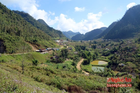 Từ cổng trời Mường Lống nhìn xuống là nơi bản làng người Mông sinh sống.