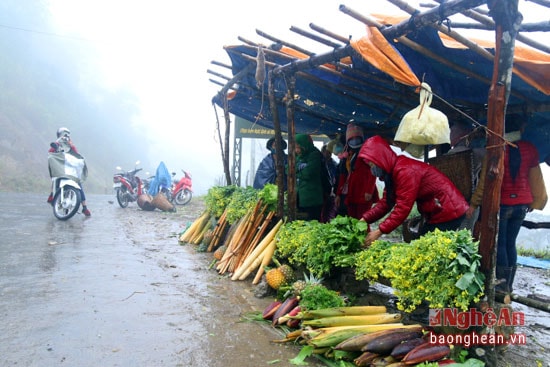 Phía ngoài cổng trời, nơi ngã ba Mường Lống và Mỹ Lý, người dân mang các thức hàng đặc sản mùa lạnh vùng rẻo cao ra bày bán.