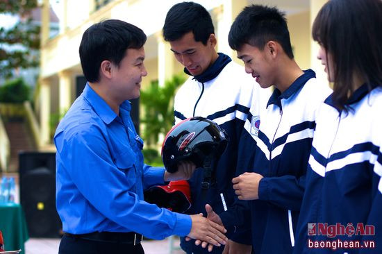 Lãnh đạo Tỉnh đoàn trao tặng mũ bảo hiểm cho học sinh trường năng khiếu TDTT.