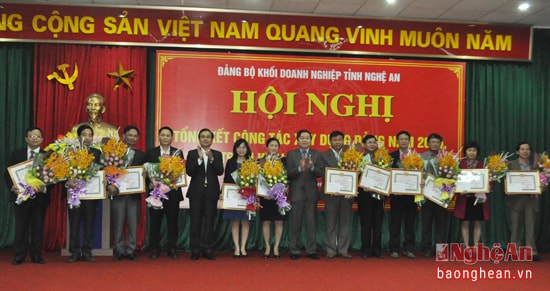Các đồng chí Lê Ngọc Hoa và Thái Khắc Thư trao tặng Giấy khen cho các đơn vị đạt danh hiêu Trong sạch, Vững mạnh