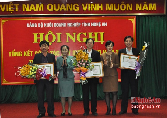 Trao Giấy khen cho các đơn vị đạt Trong sạch, Vững mạnh 5 năm liền