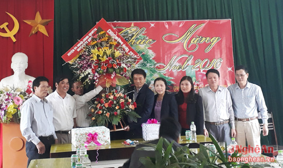  Lãnh đạo huyện Quỳ Hợp tặng hoa chúc mừng bà con giáo dân xã Nghĩa Xuân.