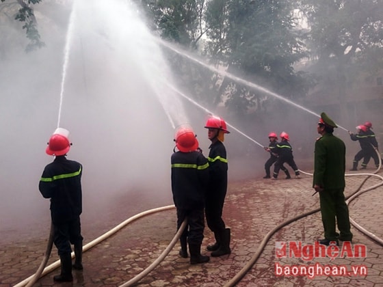 Cảnh sát PCCC triển khai diễn tập chữa cháy tại Bệnh viện đa khoa TP Vinh.