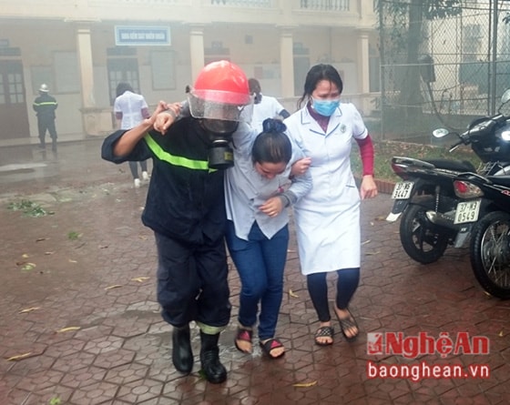 Thực hành di chuyển các bệnh nhân ra khỏi đám cháy.