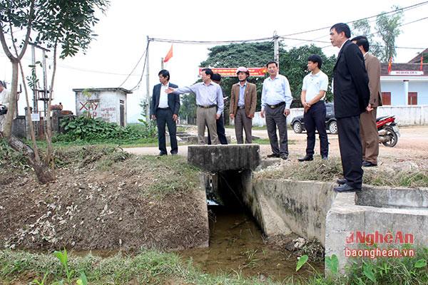 Đoàn công tác của tỉnh kiểm tra thực tế tại xã Nghi Long, huyện Nghi Lộc. Tại địa bàn này, có 80% kênh mương thủy lợi được nạo vét, tu sửa sẵn sàng phục vụ sản xuất vụ Xuân 2017.