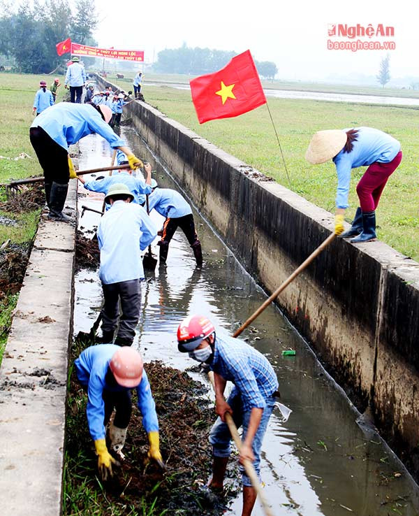 Cán bộ, công nhân Xí nghiệp Thủy lợi Nghi Lộc thuộc Công ty TNHH MTV Thủy lợi Nam đang hoàn thành nạo vét, khơi thông kênh cấp 2. Đến ngày 24/12, Công ty đã phát quang 207.151 km kênh mương, đào đắp gần 10.000 m3 đất đá.