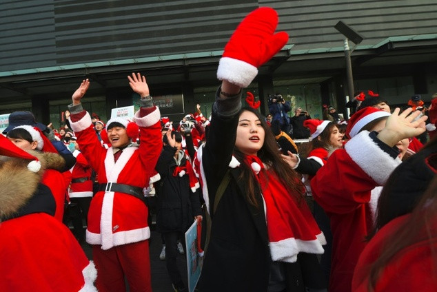 Người biểu tình mặc quần áo ông già Noel. Ảnh: AFP