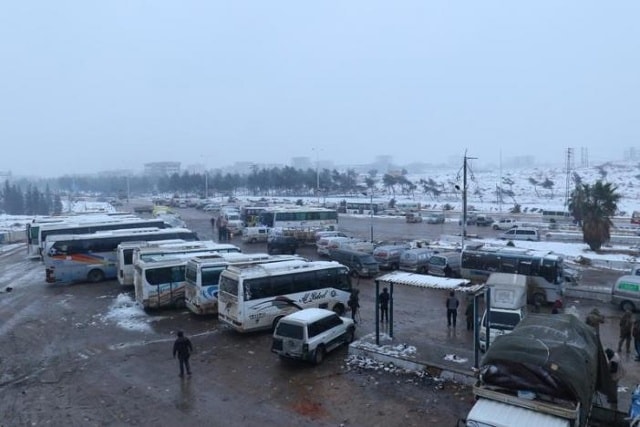 Những chiếc xe buýt dừng đỗ tại khu vực al-Rashideen trong tay phe nổi dậy Syria hôm 21/12. Ảnh: Reuters.