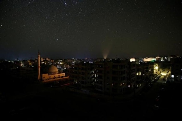 Thành phố Idlib về đêm. Ảnh: Reuters.