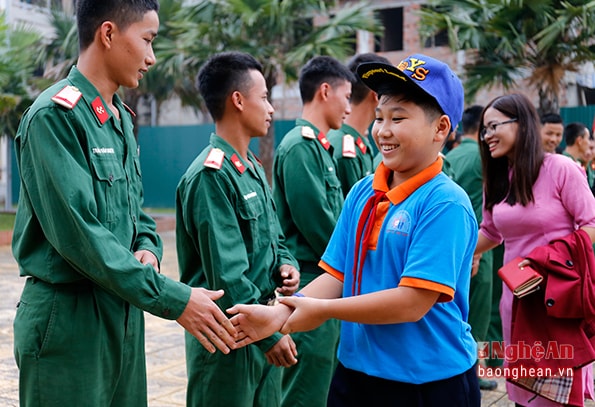 Nhân kỷ niệm ngày 22/12, nhiều trường học trong tỉnh đã chọn các đơn vị bộ đội làm địa điểm trải nghiệm thực tế cho học sinh.