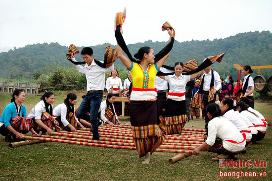 Múa sạp - tác giả Đoàn Vă Quang