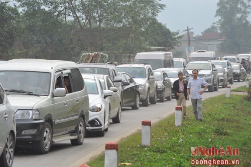 Du khách là những người dân trên địa bàn và cả những du khách từ khắp mọi miền đất nước.