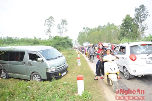 Nhiều xe ô tô con đã di chuyển sai làn cố thoát khỏi tình trạng tắc nghẽn nhưng đành bất lực.