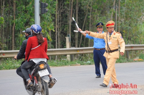 4.Lực lượng chức năng đã đưuọc bố trí chốt chặn ở khắp các ngả đường đổ về cánh đồng hoa hướng dương