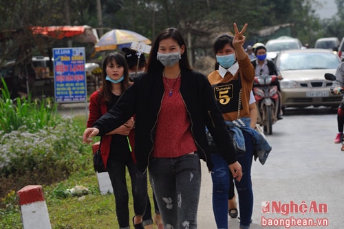 Nhiều du khách phải đi bộ hàng km.