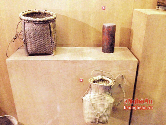 Ông đựng tiền, giỏ cá, giỏ tra hạt của người Ơ đu tại Bảo tàng dân tộc học Việt Nam