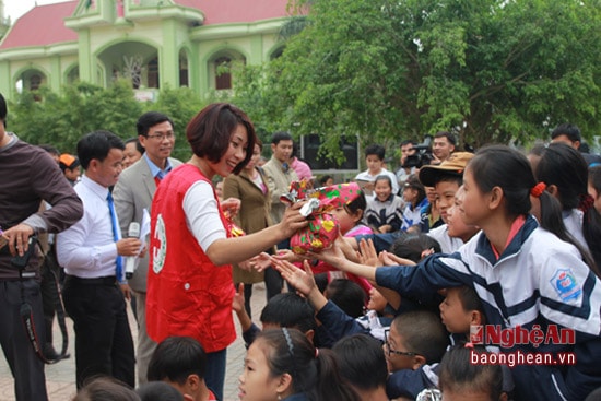 Phát quà ở Giáo xứ Ngọc Long. Ảnh: Chu Thanh