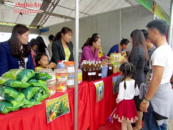 Nhiều sản phẩm các vùng quê Nghệ An được bày bán tại các gian hàng ở cánh đồng hoa hướng dương.
