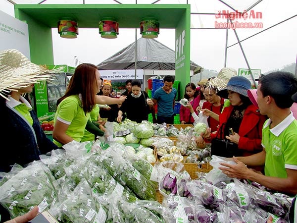 Việc mở các gian hàng tại lễ hội hoa hướng dương bên cạnh giới thiệu sản phẩm, các doanh nghiệp, làng nghề còn mở rộng giao thương, liên kết phát triển sản xuất, kinh doanh.