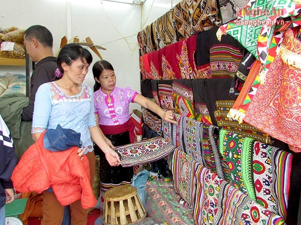 Việc mở các gian hàng tại lễ hội hoa hướng dương bên cạnh giới thiệu sản phẩm, các doanh nghiệp, làng nghề còn mở rộng giao thương, liên kết phát triển sản xuất, kinh doanh.