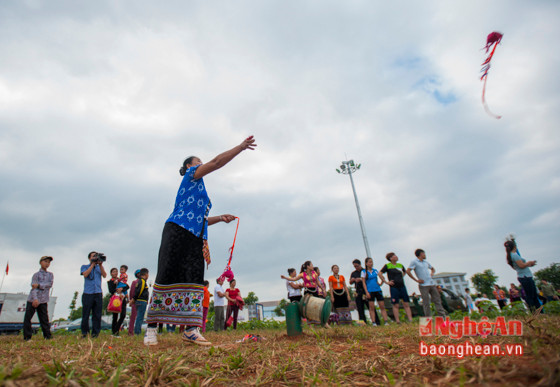 Vừa là môn thể thao truyền thống, vừa là hoạt động văn hóa chứa đựng những ý nghĩa nhân sinh cao đẹp - ném còn là trò chơi không thể thiếu trong các lễ hội của người Thái ở miền Tây Nghệ An.